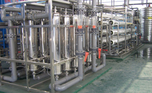       化工行業中的高純水主要應用於電池行溶劑用純水、化學分析、化工材料、產品清洗、物質的分離、濃縮、提純，廢物回收等場合的用水，對於水質要求相對來說不是太高，純水電導率從0.1uS/cm-20uS/cm就基本上能滿足要求。好色先生视频APP公司可根據客戶對水質的具體要求，采用反滲透，離子交換，EDI等超純水生產工藝的不同組合，生產出即經濟實用，又