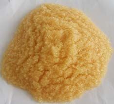 軟化樹脂是專用於軟化硬水的一種專用樹脂，通過離子交換技術，使水的硬度小於50 mg/L(CaCO3)。離子交換是一種特殊的動態吸附過程，一般是由不溶於水的離子交換劑在電解質溶液中進行，這種離子交換劑即為離子交換樹脂。